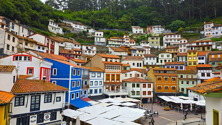 Casas de colores a diferentes alturas - Qué ver en Cudillero
