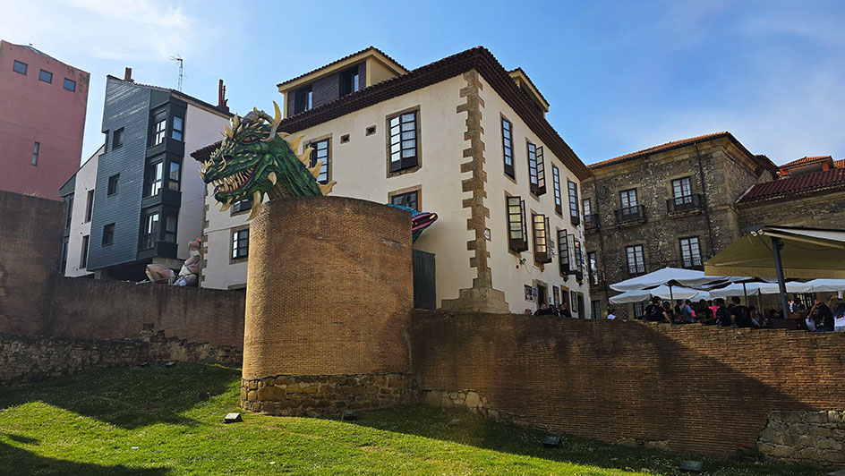 Un dragón asomando de las murallas - Qué ver en Gijón