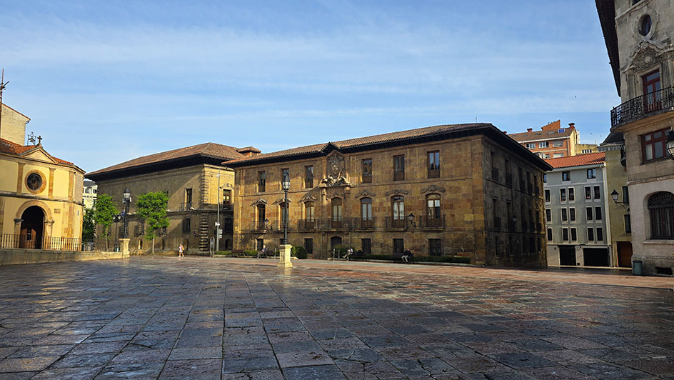 Palacios alrededor de una plaza - Qué ver en Oviedo
