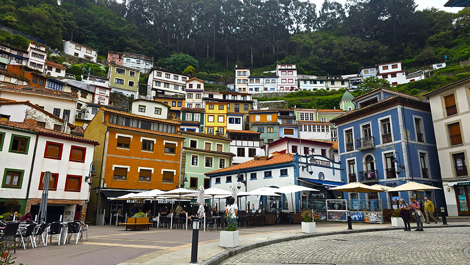 Casas de colores a diferentes alturas - Qué ver en Cudillero