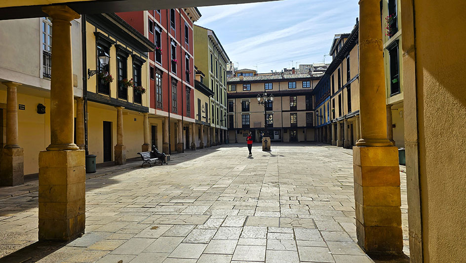 pequeña plaza con soportales y casas de colores - Qué ver en Oviedo