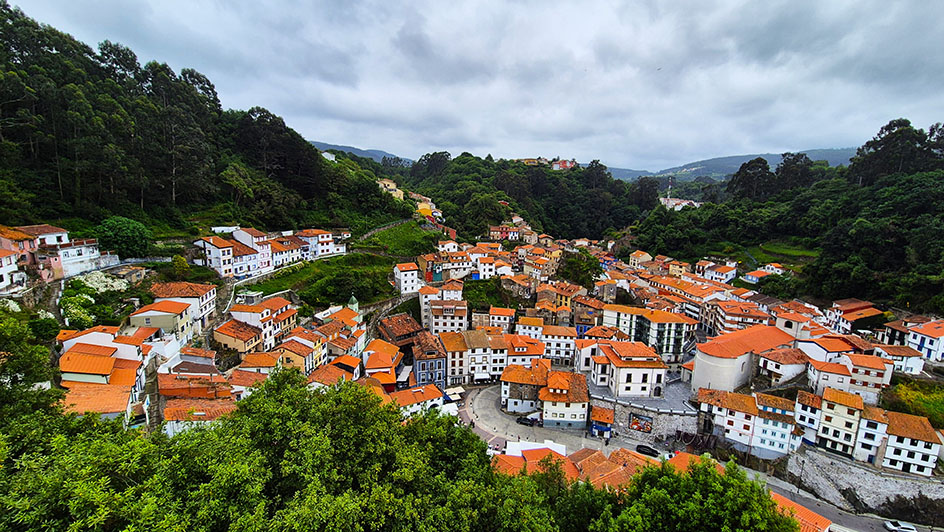 Tejados rojos y casitas en la ladera de una montaña - Qué ver en Cudillero