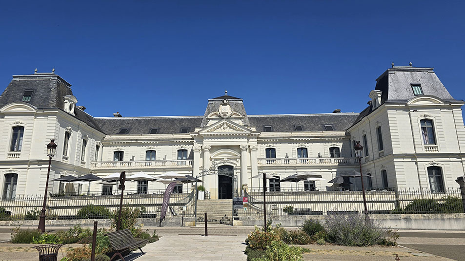 Edificio de color blanco de estilo renacentista - Qué ver en Loches