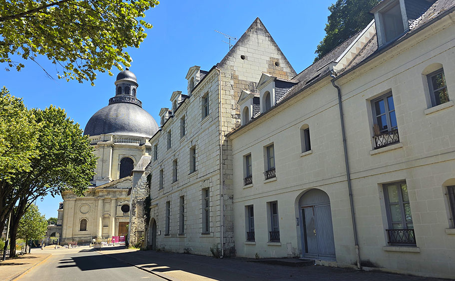 Una iglesia con una enorme cúpula al final de una calle - Qué ver en Saumur