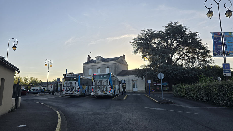 Dos autobuses aparcados frente a una estación de tren - Qué ver en Loches