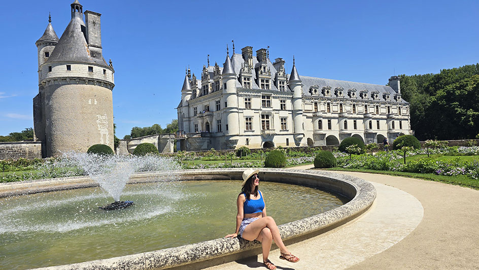 Viajera sentada junto a una fuente en el Castillo de Chenonceau, un imprescindible en cualquier ruta por el Valle del Loira