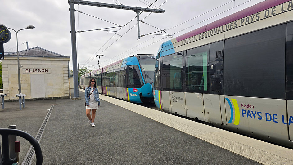 En la Gare de Clisson junto al colorido tren regional de Países del Loira - Cómo visitar el Valle del Loira en transporte público