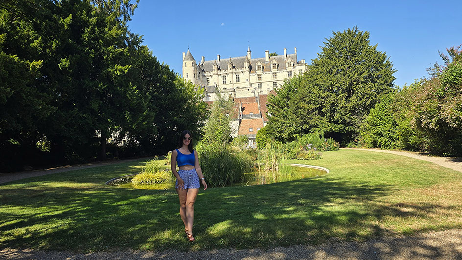 Posando en unos jardines con un edificio renacentista al fondo - Qué ver en Loches