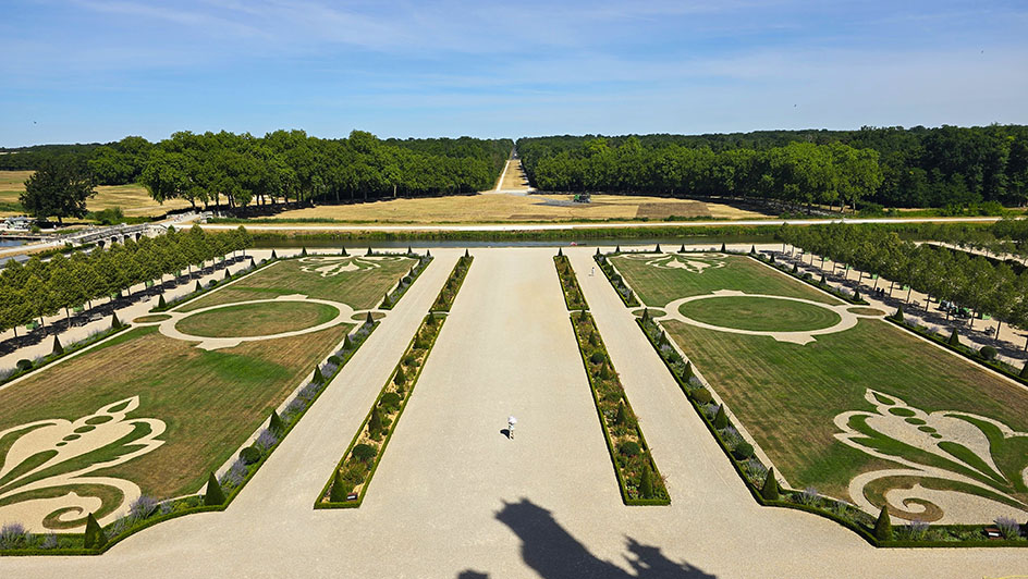 Jardines de estilo francés vistos desde arriba con un parque largo en frente - Cómo visitar el Castillo de Chambord
