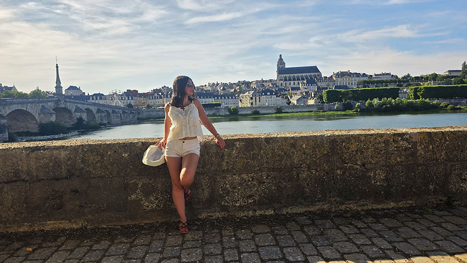 Viajera frente a la panorámica de Blois con su catedral dominando la ciudad