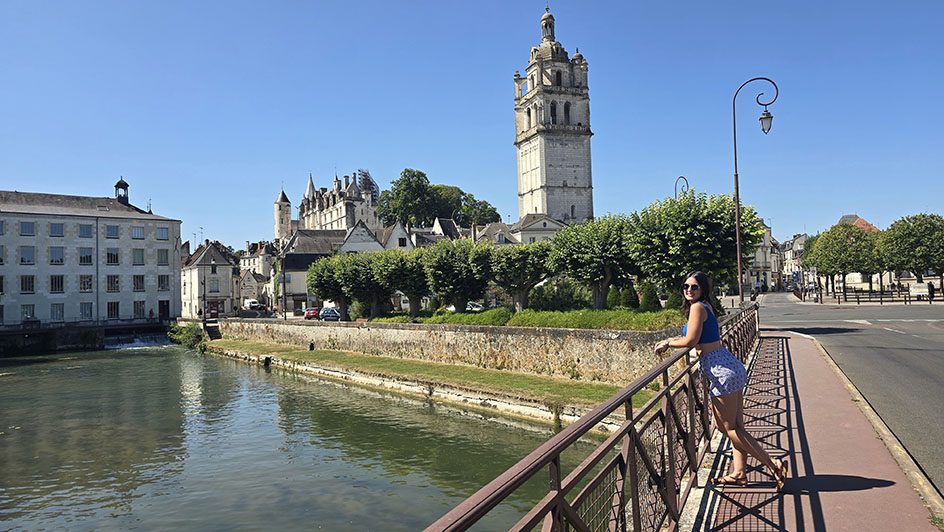 Apoyada en el puente con el centro histórico de fondo - Qué ver en Loches