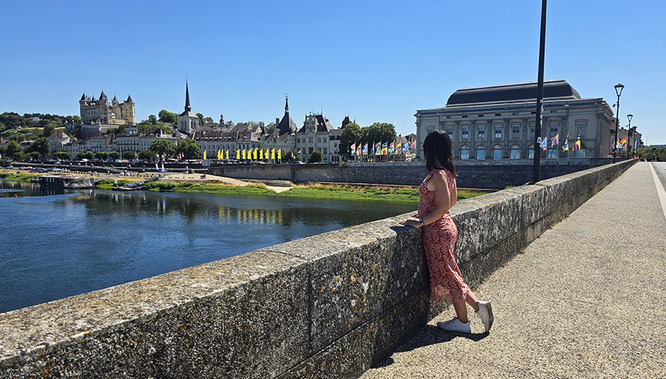 Asomada en el puente contemplando el centro histórico de Saumur con su castillo de 4 torres dominando - Qué ver en Saumur
