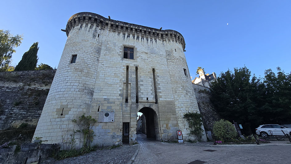 Enorme puenta medieval de acceso - Qué ver en Loches