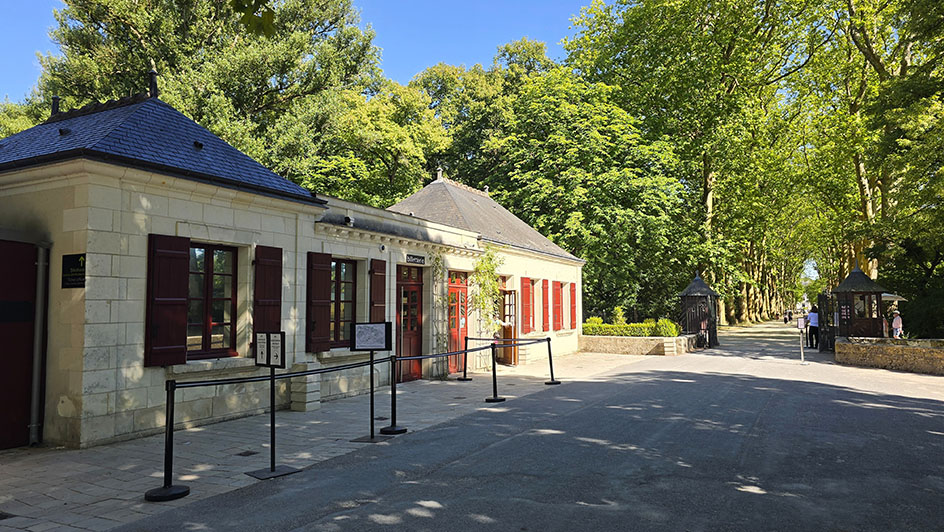 Taquilla de entradas junto a árboles - Cómo visitar el Castillo de Chenonceau