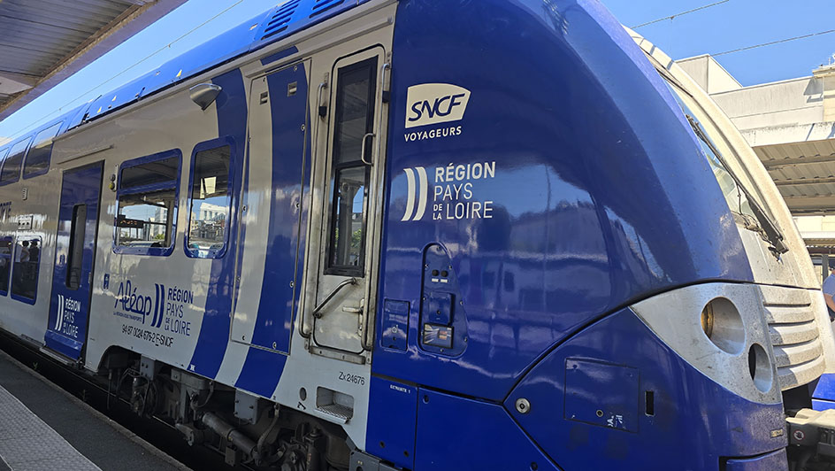 Tren Aléop (TER) de color azul y gris - Cómo visitar el Valle del Loira en transporte público
