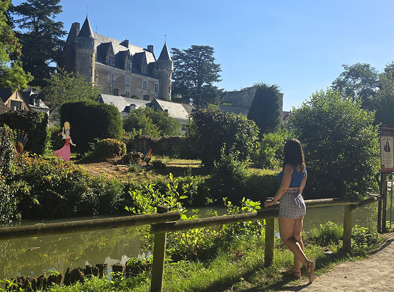 Observando un castillo medieval al otro lado del río - Qué ver en Montrésor