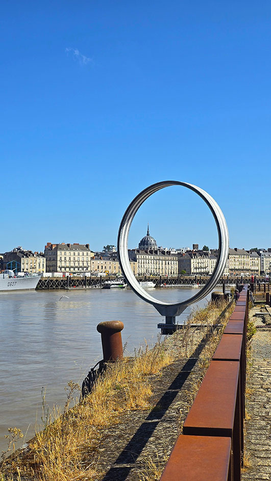 Anillos de Buren con vistas a la Iglesia de Nuestra Señora del Buen Puerto en Nantes