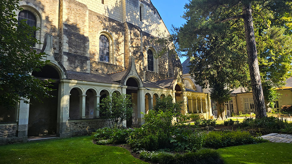 Jardines y fachada del Museo Jean-Lurçat y Tapicería Contemporánea, uno de los museos más interesantes que ver en Angers