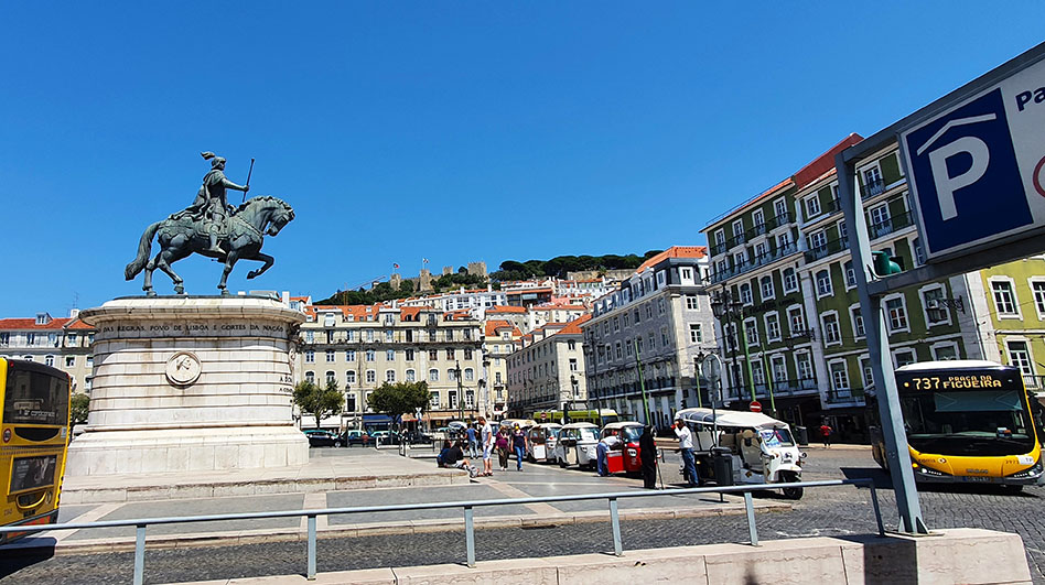Autobuses urbanos recorriendo la Praça da Figueira - Cómo ir del aeropuerto de Lisboa al centro
