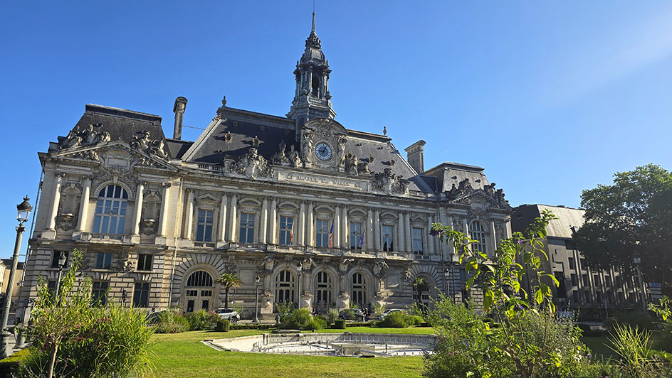 Ayuntamiento de estilo Beaux-Arts frente a un pequelo jardín con fuente - Qué ver en Tours