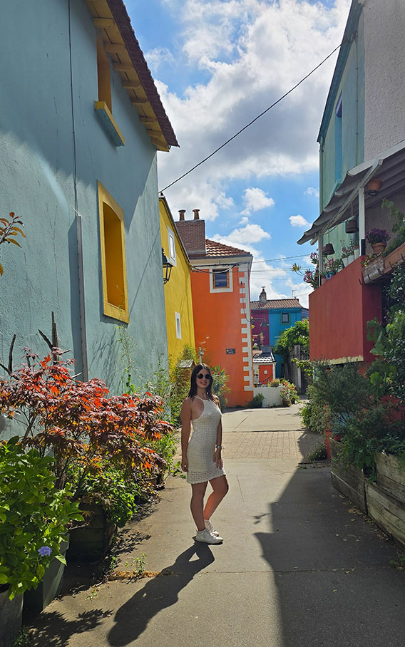 Turista en una colorida calle de Trentemoul, uno de los barrios con más encanto que ver en Nantes