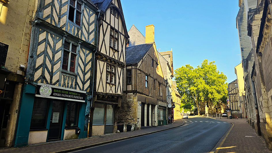 Calle principal de La Doutre con casas de entramado de madera, una de las mejores cosas que ver en Angers