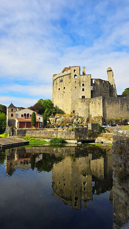 Qué ver en Clisson: Castillo de Clisson frente al río