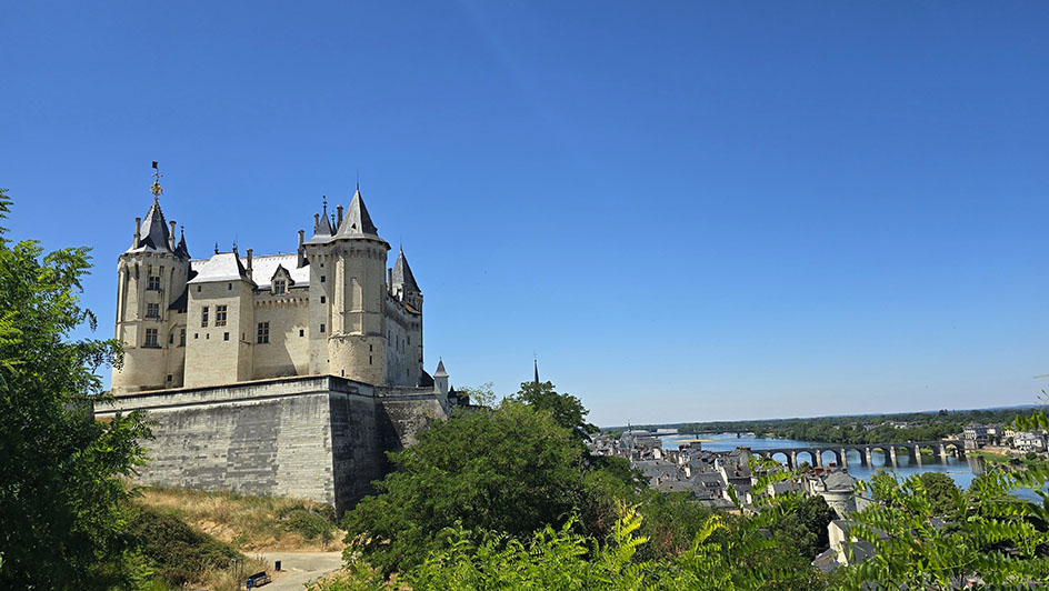 Panorámica del Castillo de Saumur, el centro histórico y el río Loira - Castillos más bonitos del Valle del Loira