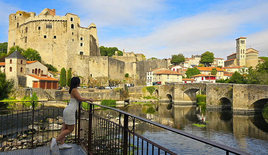 Viajera observando las mejores vistas del pueblo de Clisson