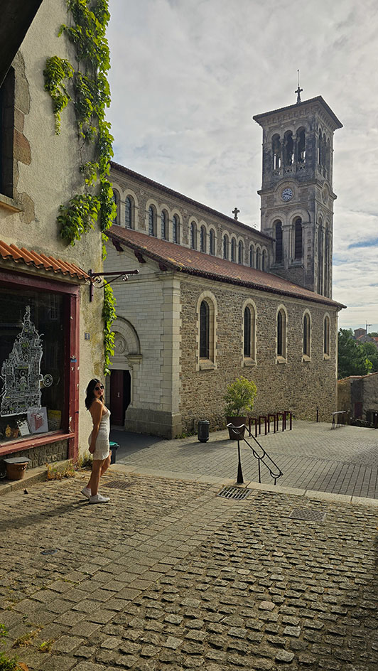 Turista frente a la Colegiata de Notre-Dame de Clisson