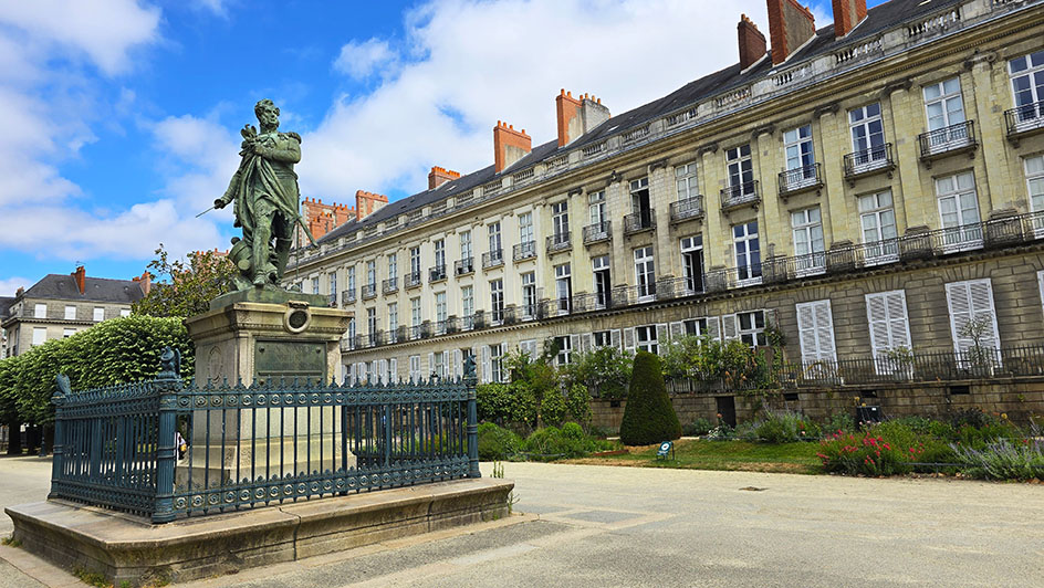 Estatua de Pierre Cambronne rodeado de edicios residenciales en Cours Cambronne, un lugar diferente que ver en Nantes fuera del recorrido turístico