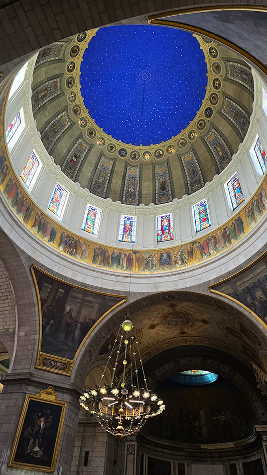 Cúpula de color azul en el interior de la Iglesia de Nuestra Señora del Buen Puerto - Qué ver en Nantes