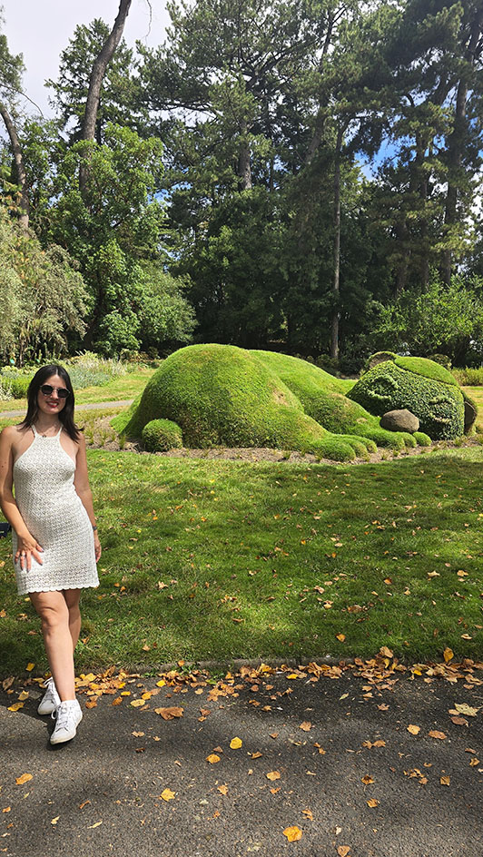 Mujer junto a Dormanron en el Jardin des Plantes, la obra vegetal más popular que ver en Nantes