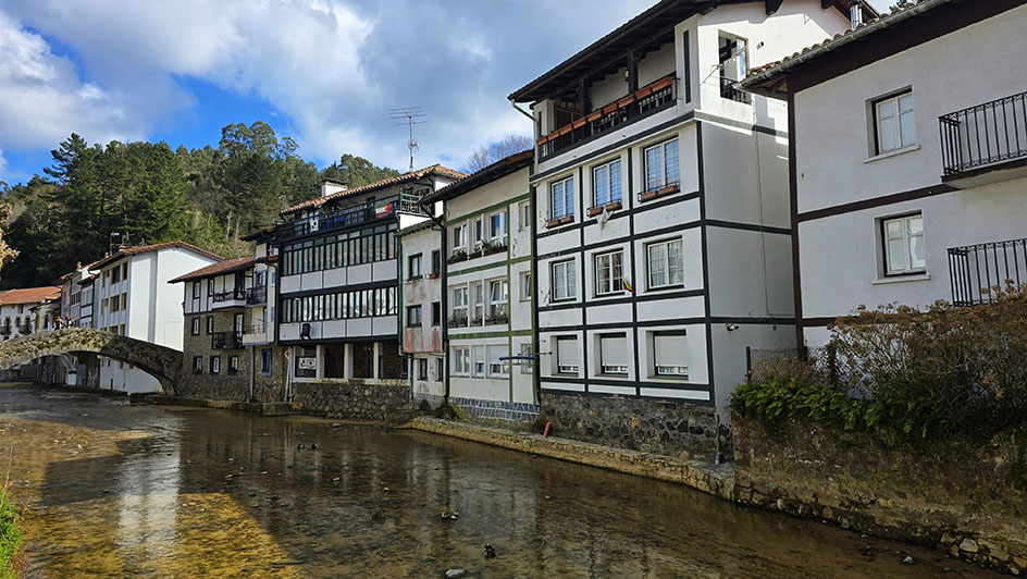 Casas del centro histórico de Ea junto al río y al puente de piedra - Los pueblos más bonitos del País Vasco