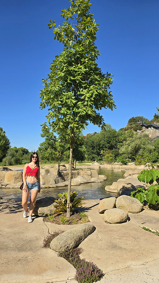 Viajera junto al estanque del Jardín Extraodinario de Nantes