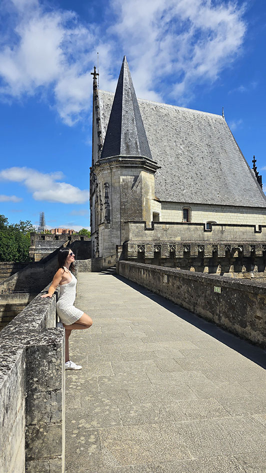Viajera feliz en las murallas del Castillo de los Duques de Bretaña, el monumento más bonito que ver en Nantes