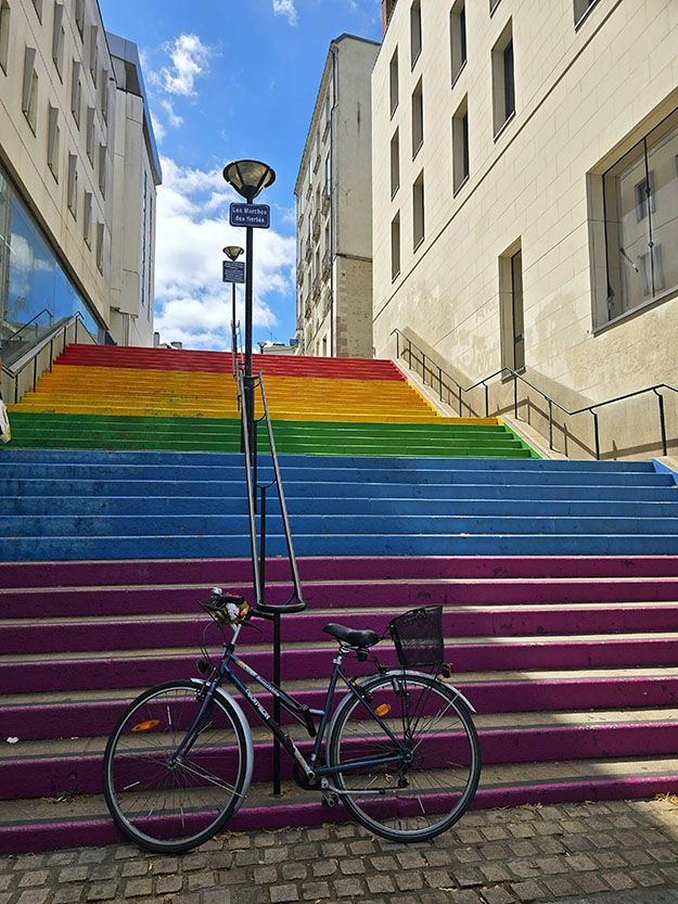 Escaleras arcoíris de Nantes junto a la Torre Bretaña
