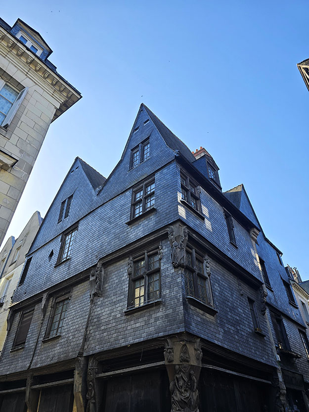 Casa de teja gris - Qué ver en Tours