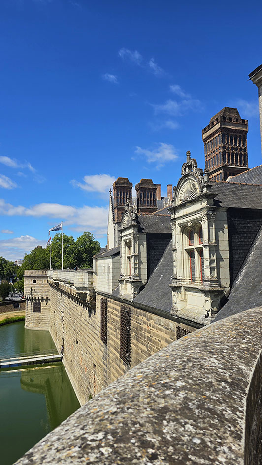 Foso y vistas del Castillo de los Duques de Bretaña desde las murallas, una de las mejores cosas que ver en Nantes