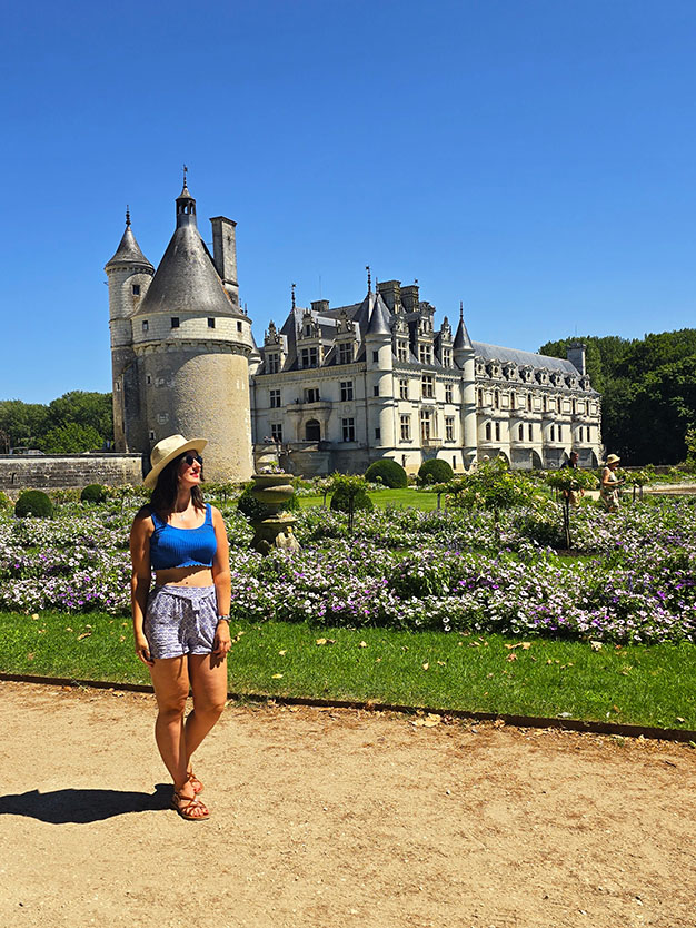 Viajera frente a los jardines y Castillo Chenonceau - Ruta por el Valle del Loira
