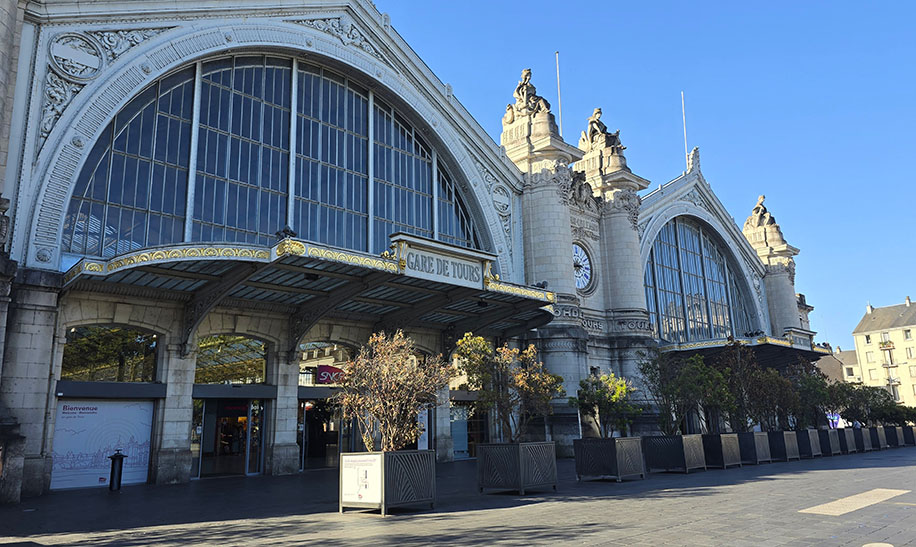 Estación de tren de estilo Beaux-Arts con un reloj en medio - Qué ver en Tours