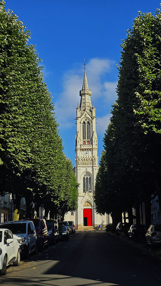 Iglesia de Santa Ana al final de una calle arbolada en Nantes