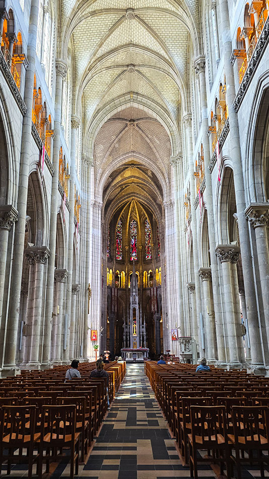 Interior de la Basílica de San Nicolás de Nantes con el altar mayor rodeado de vidrieras