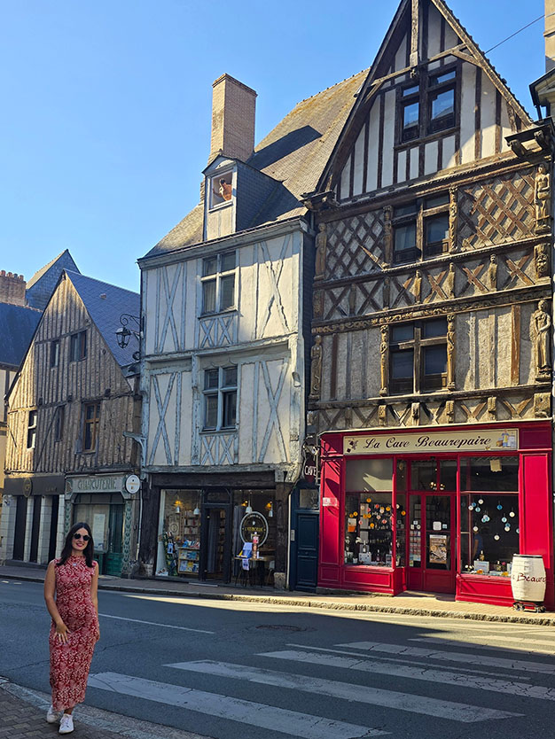 Turista frente a las casas de entramado de madera en el Barrio Le Doutre en Angers