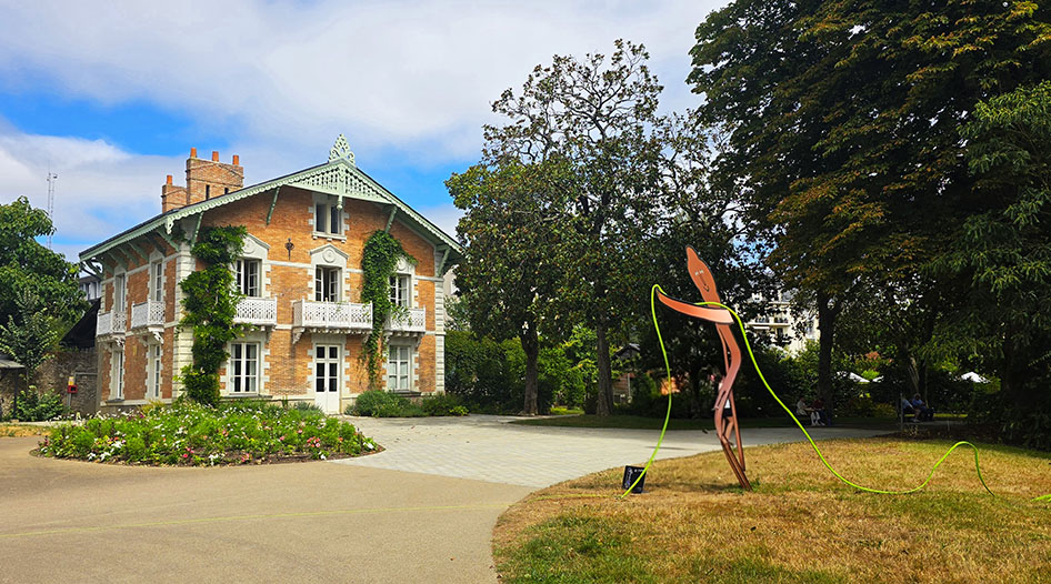 Línea Verde de Nantes recorriendo el Jardin des Plantes