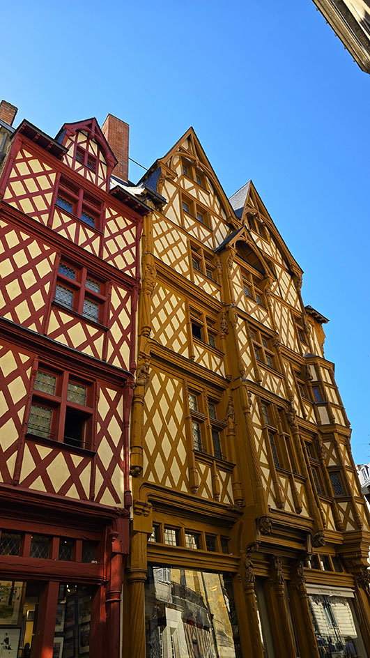 Qué ver en Angers: la casa de entramado de madera de color amarillo llamada la Maison d'Adam, junto con otra similar de color rojo