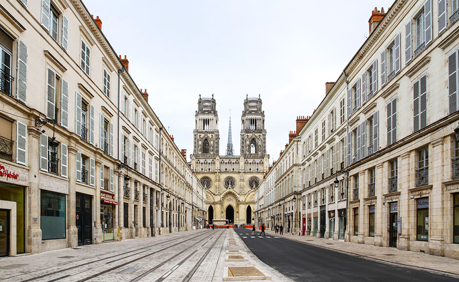 Calle Juana de Arco en Orléans con la Catedral de la Santa Cruz al fondo