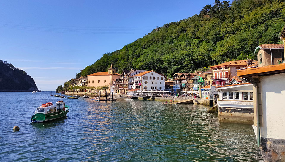 Pueblo de Pasajes San Juan junto al mar, uno de los pueblos más bonitos del País Vasco