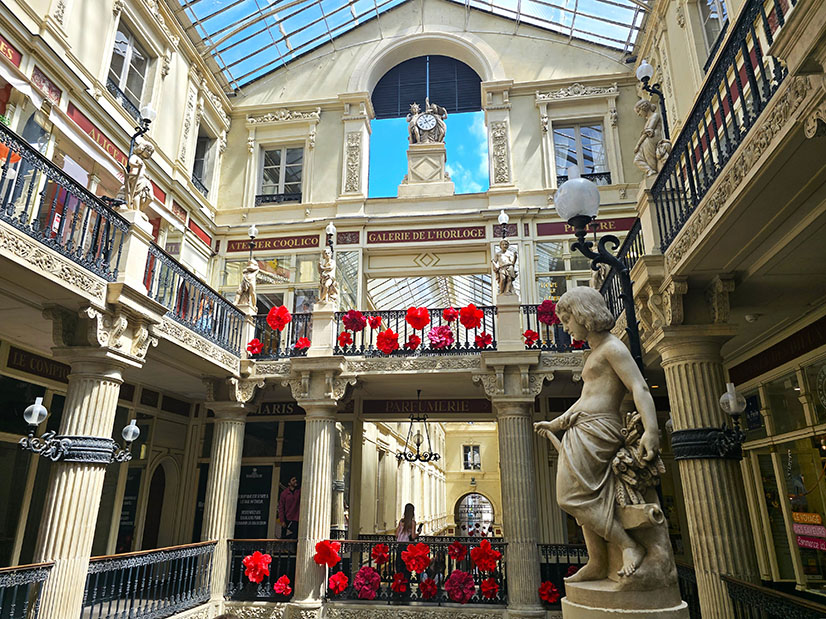 Interior decorado del Passage Pommeraye, una de las mejores cosas que ver en Nantes