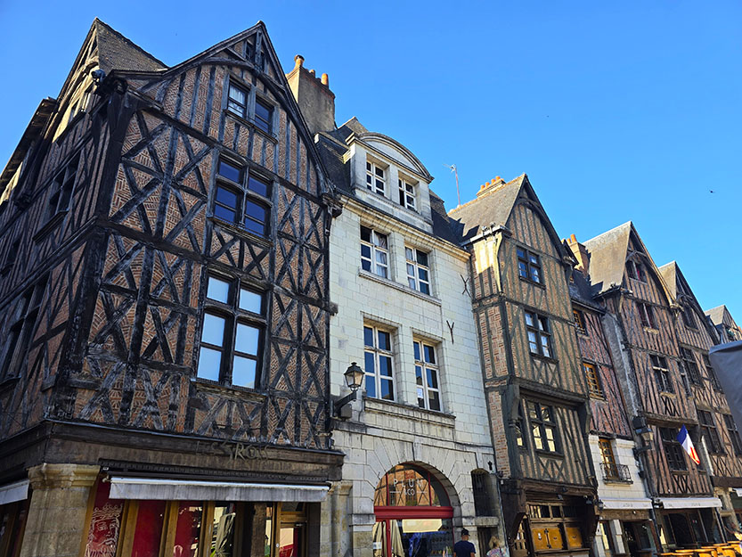 Casas de entramado de madera en la Place Plumereau en Tours, una plaza con ambiente medieval que ver en el Valle del Loira